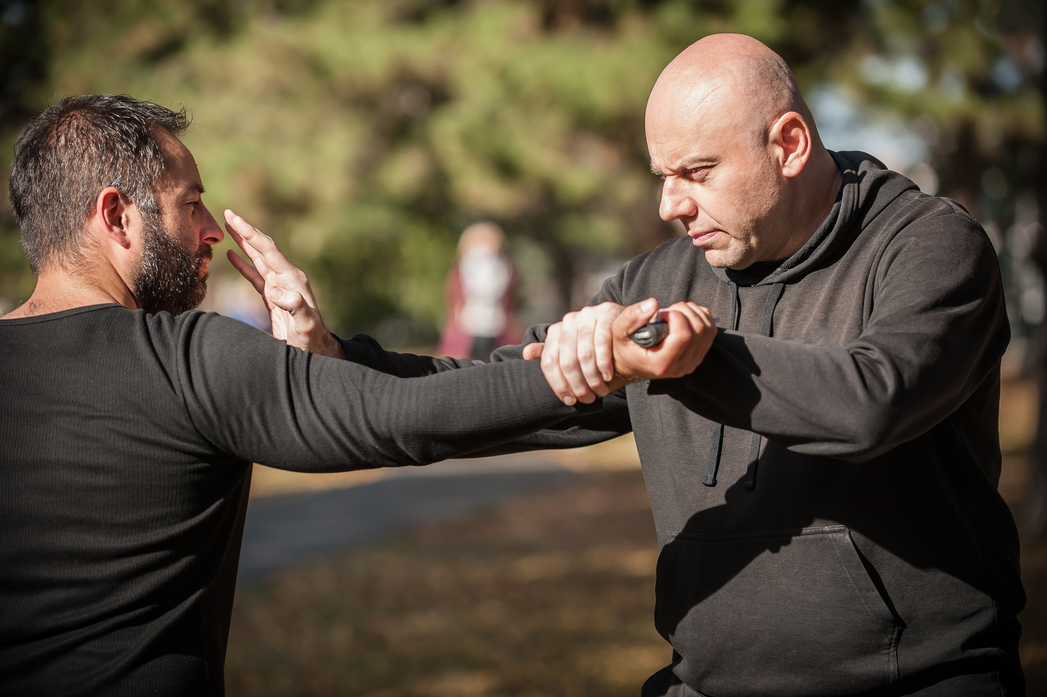 Deux hommes pratiquant le krav maga 77