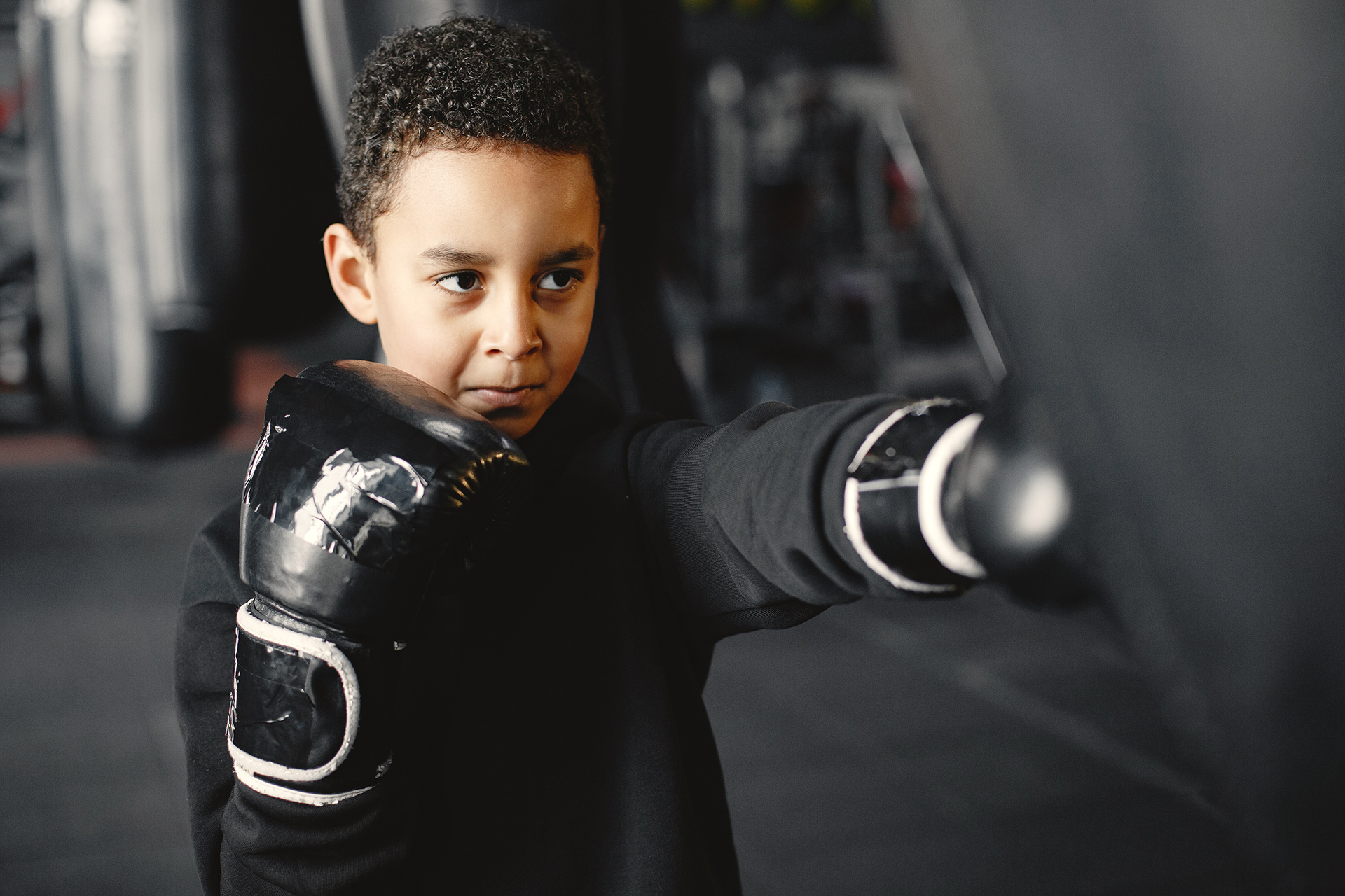 Enfant s'entrainant avec des gants de boxe