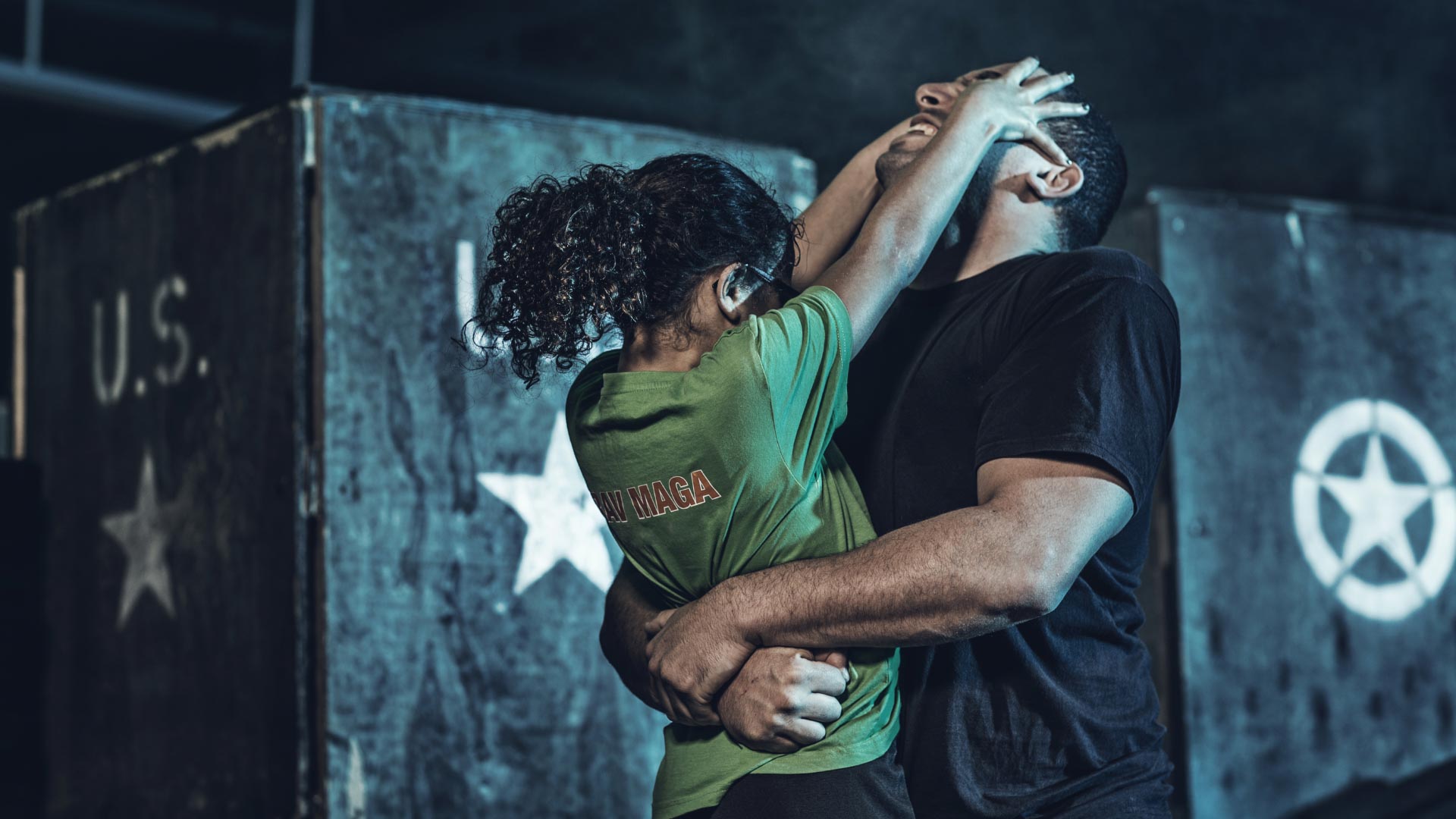 Débutants pratiquant des techniques de base du Krav Maga dans un dojo.